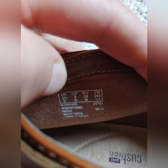 Clarks Tan Fringe Ankle Booties Size 8 So Cute! - Picture 5 of 5